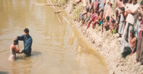 Missions Bangladesh Baptizing in the river